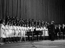 Dainuoja KPI akademinis choras „Jaunystė“, 1963 m. Diriguoja choro vadovas – Benediktas Mačikėnas.
