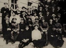 L. Vailionis ir V. Čepinskis (centre) su studentais, 1922 m. (Kopija – KTU muziejuje)