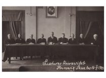Pirmasis Lietuvos universiteto Senatas, 1923 m. vasario 16 d. Iš kairės: Z. Žemaitis, M. Biržiška, P. Jodelė, V. Čepinskis, rektorius J. Šimkus, B. Čėsnys, P. Avižonis, P. Būčys, P. Leonas. (Originalas – KTU bibliotekoje)