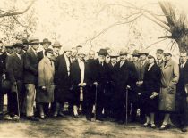 Prof. Pranas Jodelė ir prof. Kazys Sleževičiaus (centre) su studentais, 1929 m. Nuotraukoje: pirmoje eilėje antrasis iš kairės – Kazimieras Baršauskas. (Originalas – KTU muziejuje)