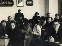 Student-chemists at the lecture, 1950. R. Baltrušis stands at the wall.