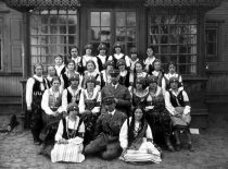 Vice-chairman of the Lithuanian Riflemen’s Union A. Gravrogkas (in the centre) with riflewomen, 1925. (Photograph from the archive of Gravrogkas family)