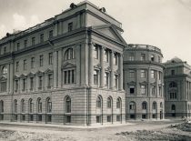 Fizikos-chemijos instituto rūmai, į kuriuos 1931 m. vasarą įsikėlė fizikos ir chemijos laboratorijos bei Technikos fakultetas. Rūmų statybos pirmininkas 1930–1931 m. buvo prof. P. Jodelė. (Originalas – Lietuvos centriniame valstybės archyve)
