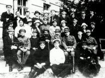 A. Gravrogkas, L. Vailionis and V. Čepinskis with the students of the University of Lithuania, 1923.