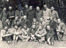 Pirmoji Vytauto Didžiojo universiteto studentų hidrotechnikų laida prof. S. Kairiu ir prof. S. Kolupaila, 1943 m. (Originalas – B. Petrulio šeimos archyve)