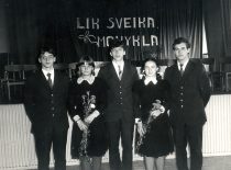 R. Juknevičius (centre) su geriausiais klasės draugais per šimtadienį mokykloje, 1984 m. 1984 m. (Iš R. Juknevičiaus šeimos archyvo)