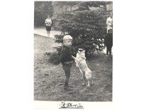 Vienerių metukų Rimantas Juknevičius su šuneliu Palangoje, 1967 m. (Iš R. Juknevičiaus šeimos archyvo)