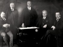 Graduates of Peterburg Institute of Technology engineers T. Šulcas, J. Čiurlys, A. Gravrogkas, K. Šakenis, J. Gravrogkas, circa 1930. (Photograph from the archive of Gravrogkas family)