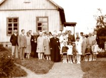 The wedding of P. Lesauskis and B. Mėginaitė in Palanga Parish, 1928. In the centre – Canon Juozas Tumas-Vaižgantas. (The original is in KTU Library).