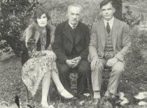 P. Lesauskis with his wife Barbora visiting his father Jurgis in Antupalis Village, 1928. (From the archive of Virginija Gailienė)