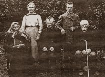 Pranas Lesauskis with sister Leokadija (standing), grandparents Rozalija and Simeonas and father Jurgis (in the centre), 1910. (From the archive of Virginija Gailienė)