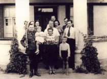 Easter at the Račiūnai family in Vytėnai Manor, 1938. In the photograph (from the left): P. Lesauskis, nearby – Teresė Račiūnienė, behind her – Leonas and Antanas Račiūnai. (The original is in the Račiūnai family archive)