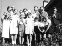 Lesauskiai family at the manor of col. Juozas Vėbra, 1939. (The original is in the family archive of D. Grabys)