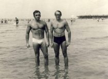 The winner of the first bodybuilding championships of Lithuania and the Baltic States (1965-1966) A. Patackas with his friend S. Ašmontas in Palanga, 7th decade of the 20th century.