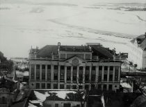 1951 m. Architektūros fakultetas, įsikūręs buvusiuose Vyskupijos rūmuose (Donelaičio gatvėje), buvo sujungtas su Statybos fakultetu.