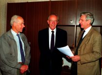 KTU garbės daktaro F. Marckso vizitas Statybos ir architektūros fakultete, 1998 m. Nuotraukoje (iš kairės) dekanas doc. H. Elzbutas, F. Marcksas ir doc. A. Juodis.