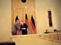 Aukščiausiosios Tarybos pirmininkas V. Landsbergis įteikia Sausio 13-osios atminimo medalį J. Valančauskui, 1992 m. (Iš J. Valančausko archyvo)