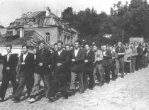Statybos fakulteto 1-ojo kurso studentai grįžta iš karinio parengimo paskaitos rikiuotės pratybų, 1949 m. (Nuotr. iš B. Januševičiaus asmeninio archyvo)