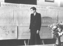Statybos fakulteto studento B. Januševičiaus diplominio darbo gynimas buvusios arkivyskupijos salėje, 1953 m. (Nuotr. iš B. Januševičiaus asmeninio archyvo)