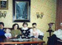 V. Paliūnas with his family – wife Danutė, granddaughter Ieva, daughter Lina, wife’s daughter Ingrida, son Vidas, granddaughter Eglė, 1994.