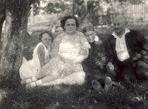 Prof. K. Sleževičius su dukra Aldona, žmona Elena ir motina Petronėle, apie 1935 m.