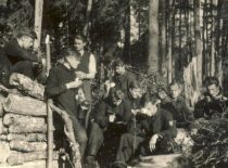 Studentų talka, ruošiant malkas universitetui prieš žiemos sezoną, 1942 m. birželio 7 d. Iš kairės: Steponas Lataitis, Vytautas Naujokaitis, Vladas Macevičius, neatpažintas asmuo, Bronius Liesis.