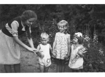 Auklėja vaikus, 1948 m.
