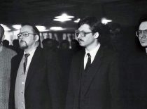 The night of the 13 January 1991. The oath of the deputies and volunteers of the Supreme Council of Lithuania is accepted by priest Robertas Grigas. From the left: A. Patackas, V. Landsbergis, director of the Department of National Defence A. Butkevičius, priest R. Grigas. (Photograph by Vilius Jasinevičius)