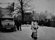 1991 m. sausio 13-ąją žuvusių Lietuvos gynėjų laidotuvės, 1991 m. sausio 16 d. Mergina su tautiniais rūbais neša V. Druskio portretą. (Iš Astos Druskienės Klingienės archyvo)