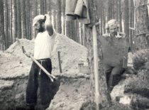 A. Patackas at the archaeological site of archaeologist dr. R. Rimantienė in Šventoji, 1967.