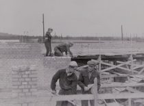 KPI Statybos fakulteto II kurso studentai Kauno hidroelektrinės statyboje, 1956 m.