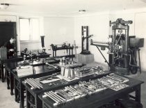 Asistentas Juozas Indriūnas Mechaninėje medžiagų atsparumo laboratorijoje, 1932 m. (Originalas – KTU muziejuje)