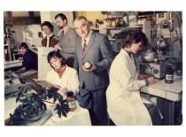 At the Laboratory of Organic Chemistry, 1987. From the left: lab. assist. V. Raudeliūnas, dr. A. Machtejeva, dr. V. Viliūnas, dr. L. Valiukienė (sitting), Head of the Laboratory prof. R. Baltrušis, eng. J. Bylinskaitė.