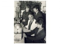 At the Laboratory for Synthesis of Growth Stimulants, 1986. From the left: prof. R. Baltrušis, lab. assist. J. Bylinskaitė; standing: senior eng. V. Mickevičius, doc. Z. J. Beresnevičius.
