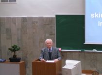 Prof. A. Matukonis skaito pranešimą mokslinėje konferencijoje, apie 1995 m.