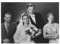 Vydos Kęsgailaitės ir Kazimiero Ragulskio vestuvės, 1958 m. birželis. Pabrolys – Aloyzas Ragulskis, pamergė – Danguolė Zareckaitė.