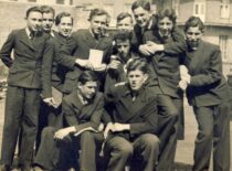 Kęstutis Sasnauskas (in the centre) with gymnasium friends, 1940 (from Sasnauskai family archive)