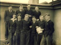 Kęstutis Sasnauskas (1st from the left in the 1st row) with gymnasium friends, 1940 (from Sasnauskai family archive)