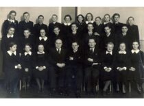 Brothers Sasnauskai with classmates and teachers of Marija Pečkauskaitė Gymnasium, 1940 (from Sasnauskai family archive)