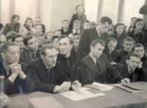 Meeting of the Faculty of Chemical Technology,1950. From the left: J. Janickis, A. Novodvorskis, J. Venskevičius, K. Sasnauskas is standing behind them (from Sasnauskai family archive)