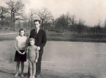 K. Sasnauskas with children in the Oak Grove, 1960 (from Sasnauskai family archive)