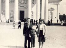 K. Sasnauskas with his wife and son at the cathedral in Vilnius, 1963 (from Sasnauskai family archive)