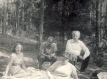 K. Sasnauskas with his wife Birutė and colleague B. Stulpinas on a trip, 1970 (from Sasnauskai family archive)