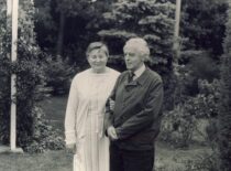 Birutė and Kęstutis Sasnauskai in the collective garden in Laumėnai, 1976 (from Sasnauskai family archive)