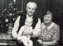 Kęstutis and Birutė Sasnauskai with their grandson Gediminas, 1990 (from Sasnauskai family archive)