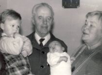 Sasnauskai with grandsons Mindaugas and Gediminas, 1991 (from Sasnauskai family archive)