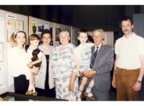 Sasnauskai with their daughter Laima and the family of their son Vytautas at the stand of the Sasnauskai family in the exhibition at Vytautas the Great War Museum, 1994 (from Sasnauskai family archive)