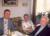 K. Sasnauskas with his son Vytautas and daughter Laima, 2003 (from Sasnauskai family archive)