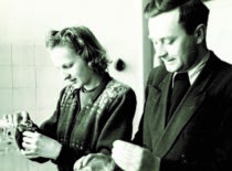 Marijonas Martynaitis su būsima žmona Zenona Vitkute atlieka chemijos laboratorinius darbus, apie 1947 m. (M. Martynaičio šeimos archyvas)