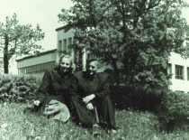 M. Martynaitis su Z. Vitkute prie Cheminės technologijos fakulteto rūmų, 1947 m. (M. Martynaičio šeimos archyvas)
